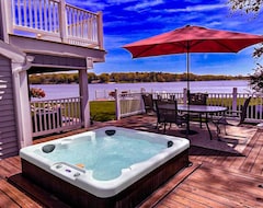 Koko talo/asunto Executive Lakefront Home on All Sports Lake - Pontoon Boat/Hot Tub/FirePit/Grill (Muskegon Heights, Amerikan Yhdysvallat)