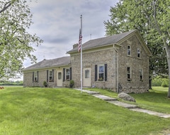 Toàn bộ căn nhà/căn hộ New! Classic 3br Ottawa Lake Home W/restored Barn! (Ottawa Lake, Hoa Kỳ)