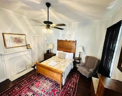 Entire House / Apartment Something To Chat About Downtown Mardi Gras 2/1 (Mobile, USA)