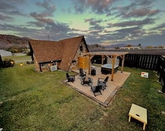 Entire House / Apartment The Rock A-frame - Modern, Private Patio, Location (Wartburg, USA)