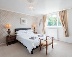 Cijela kuća/apartman Scotston Villa - 5 Bedroom House With Large Private Back Garden & Hot Tub! (Forfar, Ujedinjeno Kraljevstvo)