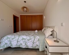 Tüm Ev/Apart Daire New Modern Villa W/pool — 5 Min From The Beach! (Raposeira, Portekiz)