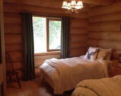 Entire House / Apartment Log Home Getaway, Situated On 24 Acres With Private Access To Lake (Pritchard, Canada)