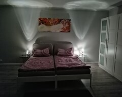 Koko talo/asunto Guest / Fitter Room Ades Haus - Uncomfortable Somewhere Else! (Überherrn, Saksa)