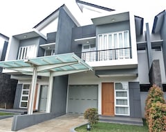 Koko talo/asunto De Orion Setiabudi Villa (Bandung, Indonesia)