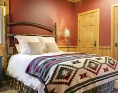 Entire House / Apartment Ski-in, Ski-out 4 Bedroom Mountain Cabin At Boyne Mountain Resort W/hot Tub (Boyne Falls, USA)