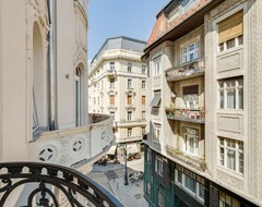 Khách sạn Golden Stars Apartments in the Heart of Budapest! Private Balcony, A/C, Shuttle (Budapest, Hungary)