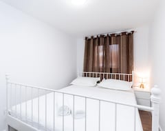 Koko talo/asunto 2 Bedroom Accommodation In Zavalatica (Zavalatica, Kroatia)