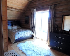 Toàn bộ căn nhà/căn hộ Luxury Log Cottage & Sauna On Private Trout Lake (Singhampton, Canada)