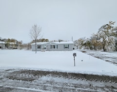 Entire House / Apartment Secluded, Spacious 3bd 2ba 3/4 Acre, 13min To Und, <1mi Grand Forks Afb, (Emerado, USA)