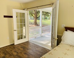 Entire House / Apartment ⛄️ ❄️ Private Romantic Cottage #cozyromanticweekendgetaway ❄️ ⛄️ (Lawrenceville, USA)