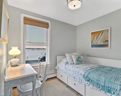Cijela kuća/apartman Oceanfront Apartment In New England Victorian-1 Bedroom Plus Office (Warwick, Sjedinjene Američke Države)