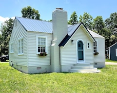 Hele huset/lejligheden Cozy Carolina Cottage, 1940s Nostalgia, Firepit & Patio (Chesnee, USA)