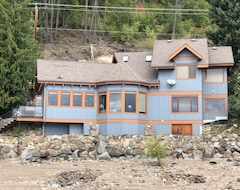 Toàn bộ căn nhà/căn hộ Timberframe Home On The Water (Scotch Creek, Canada)