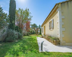 Koko talo/asunto Beautiful Provencal House (Robion, Ranska)