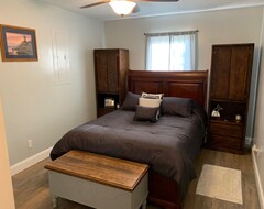 Toàn bộ căn nhà/căn hộ Newly Renovated 2 Bedroom / 1 Bathroom House With Large Garage. (Lorain, Hoa Kỳ)