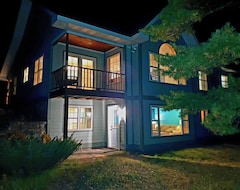 Entire House / Apartment Unmatched Lake Superior Views With An Unrivaled Beach & First-class Ski Resort (Eagle River, USA)
