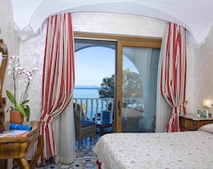 Khách sạn Strand Hotel Delfini (Ischia, Ý)