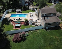 Entire House / Apartment Hudson Valley Getaway! Private Pool! 1hr From Nyc (Harriman, USA)