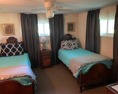 Entire House / Apartment Quiet Country Home Sleeps 23 People, Perfect For Reunions, Teams, Retreats (Georgetown, USA)