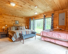 Entire House / Apartment Rapid River Lodge: Sleeps 18+, Hunting On Property, Hot Tub, Handicap Access (Rapid River, USA)