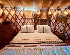 Koko talo/asunto Glamping Lakeside In A Yurt Booking Fall/winter (Renfrew, Kanada)