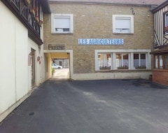 Otel Logis - Les Agriculteurs (Saint-Pierre-sur-Dives, Fransa)