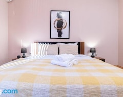 Tüm Ev/Apart Daire Chic Urban Retreat: Modern 2-bedroom Gem For Your City Escape (Plovdiv, Bulgaristan)