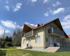 Hele huset/lejligheden A Zalakarosi Fürdő 3 Perc, Csendes, Panorámás. 4 Külön Bejáratú Apartman, Kert (Zalakaros, Ungarn)