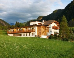 Khách sạn Alpin Stile Hotel (Lajen, Ý)