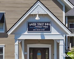 Entire House / Apartment 315 Water Street Inn (Boyne City, USA)