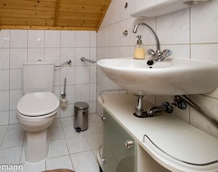 Toàn bộ căn nhà/căn hộ Comfortable Vacation Home With A Sauna And Whirlpool Directly By The Lake (Güstrow, Đức)