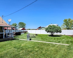 Entire House / Apartment Cozy Dog-friendly Home Near Unique Attractions With Front Porch, Yard, & Grill (Touchet, USA)