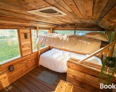 Kamp Alanı Delightful 2 Bed Double Decker Bus with Hot Tub (Uckfield, Birleşik Krallık)