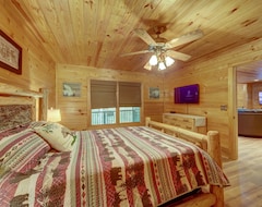 Entire House / Apartment Bear Mountain Lodge Is A Newly Renovated True Log Cabin Located In Bent Tree! (Jasper, USA)