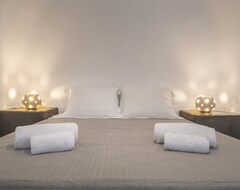 Khách sạn Aqua Serenity Luxury Suites Santorini (Oia, Hy Lạp)