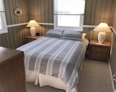 Entire House / Apartment Newly Renovated Harbor Springs Chalet - Easy Access To Golf, Skiing & Beaches! (Harbor Springs, USA)