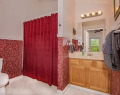 Entire House / Apartment Romantic , Hot Tub | Views Over Gatlinburg, Wifi|King Bed (Gatlinburg, USA)