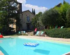 Toàn bộ căn nhà/căn hộ Lovely House With Grass Garden, Shared Swimmingpool, Next To The River Ardèche (Lalevade-d'Ardèche, Pháp)