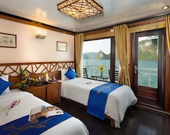 Hotel Halong Royal Palace Cruise (Ha Long, Vietnam)