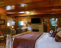 Entire House / Apartment Walk To Town From Peaceful Countryside Log Cabin 25 Minutes To St. Louis (Waterloo, USA)