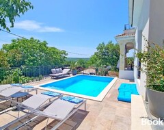 Koko talo/asunto Luxury Apartment Viktorija With Private Pool (Dobrinj, Kroatia)