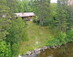 Entire House / Apartment Private Lakefront Log Cabin On 25 Acres - Sleeps 10 (Crane Lake, USA)