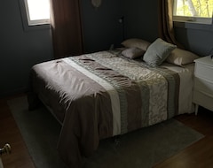 Entire House / Apartment Cheerful 3 Bedroom Cottage With Fireplace. (Plum Point, Canada)