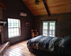 Entire House / Apartment Unique Log House Nestled In The Woods Near Billy Creek. (Talihina, USA)