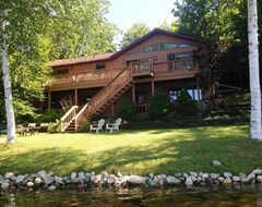 Casa/apartamento entero The Hydeaway At Sunrise Lake - Large Lakefront Family Vacation Home, Sleeps 13 (Le Roy, EE. UU.)