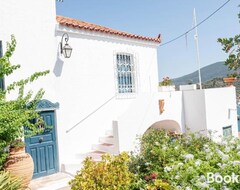 Toàn bộ căn nhà/căn hộ Traditional House Under The Clock Tower With Sweet View (Galatas, Hy Lạp)