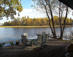 Entire House / Apartment Lake Of The Woods-Rainy River Waterfront Home. Fall And Winter Walleyes Await! (Baudette, USA)