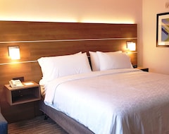 Holiday Inn Express And Suites Surrey, An Ihg Hotel (Surrey, Canada)