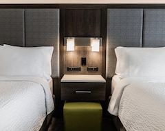 Holiday Inn Express & Suites Toronto Airport South, An Ihg Hotel (Toronto, Canada)
